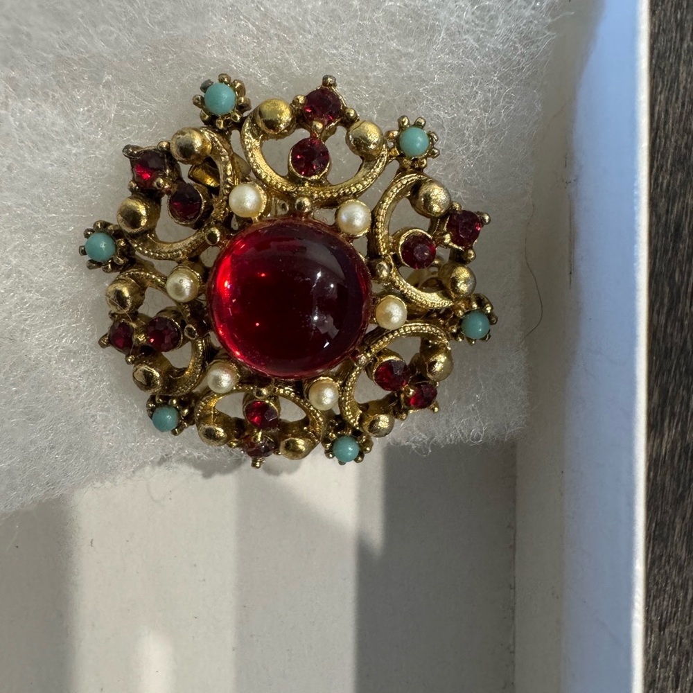 Vintage Red Cabochon Gold Filigree Brooch with Pearls